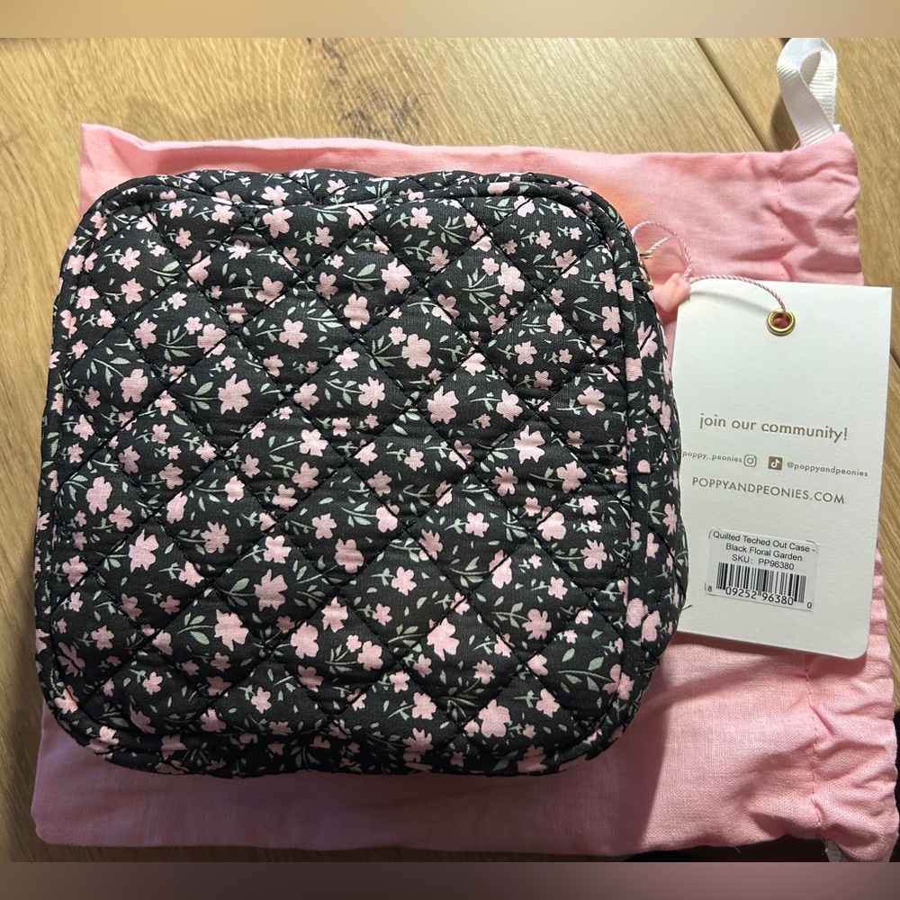 Poppy + Peonies QUILTED TECHED OUT CASE BLACK FLORAL - Picture 3 of 9
